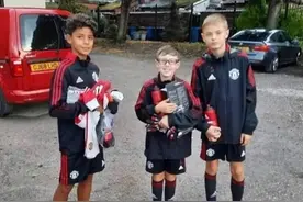 C罗长子迷你罗正式加入曼联青训！穿训练服亮相，已有女球迷示爱图片