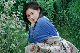 王子文认真的“混搭”，身穿蓝色衬衫搭配印花背带裙，意外的高级图片