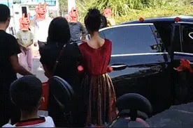 下车礼没谈妥，伴娘不让新娘过门，呵斥新郎：不给钱，滚图片