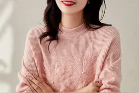 有肚子的女人尽量别穿卫衣，学学下面胖女人穿短毛衣，洋气又遮肉图片