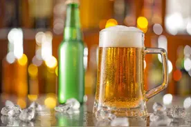 喝酒脸红，能喝还是不能喝？快来算算你的饮酒量超标了吗？图片