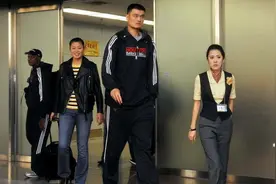姚明尊重女儿国籍选择，退役后姚主席体重400斤，健康令人担忧图片