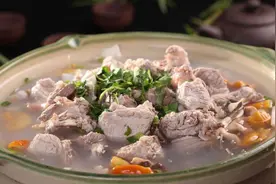 炖排骨，直接焯水是外行！厨师长：多做1步，肉烂汤浓，鲜美不腥图片