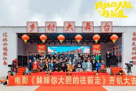 谢广坤戴假发年轻20岁，与王小蒙同框像两口，自称都认不出了图片