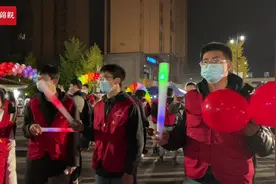 锦视频 | 解封不等于解防！现场志愿者齐唱《成都》图片