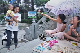 山西运城，俩八岁女孩练地摊，吸引路人驻足点赞图片