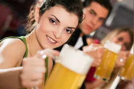 43岁女人因工作陪领导应酬喝酒，清醒后回家，丈夫却大怒：离婚图片