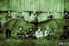 一百多年前，美国人抓住一只翼龙，并拍下合影留念，经鉴定无PS图片