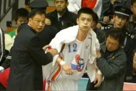 杨鸣经历过风雨！15年前用手腕保住辽宁男篮，与杜锋不分伯仲图片