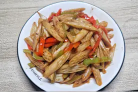 湖北人爱吃的素炒藕带，口感松脆，这个季节有它都不爱莲藕了图片