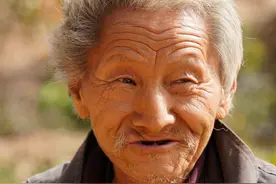 78岁农村大爷痴迷阴阳八卦50年，终生未娶，看他活成啥样图片