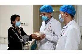 带着家乡的核桃巴旦木 断臂男孩的妈妈来谢恩图片