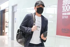 王耀庆休闲简约一秒变帅大叔，大清早赶飞机自推行李接地气图片