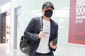 王耀庆休闲简约一秒变帅大叔，大清早赶飞机自推行李接地气图片