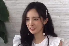 杨幂带火“荷花衫”，虽然只是简单的款式，却是无敌遮肉利器图片