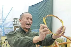 云南艺术家何云昌，取出一根肋骨，做成项链，送给5个最爱的女人图片