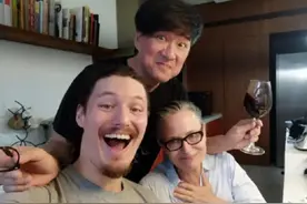 周华健与妻儿合照，“三好男人”风采不减当年，仍是孩子的好榜样图片