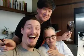 周华健与妻儿合照，“三好男人”风采不减当年，仍是孩子的好榜样图片