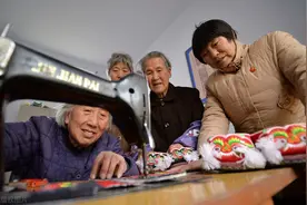 农村老人没有收入，七八十岁还得干活，他们如何养老？图片