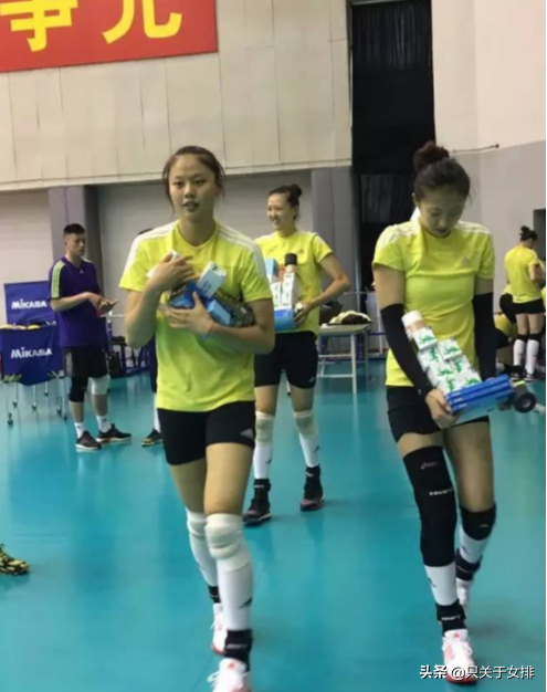 女排合影暴露真实身高，袁心玥最少2米03，杨昊：龚翔宇超过1米9