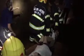 女子深夜在海边喝酒，不料在礁石上晕厥，海水却正在上涨图片