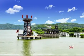 水浒影视城坐落在东平湖东岸，是新版《水浒》主场景拍摄地图片