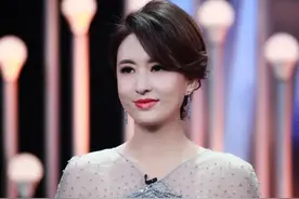 42岁央视女主播张蕾，海边度假穿白底印花泳衣，气质绝佳显年轻图片