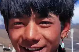 丁真戴的绿松石耳环火了，那他戴的火红项链又是什么图片