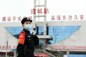 23年后，抱树女孩成为一名铁路女警！图片