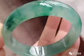 7万买的翡翠“飘花手镯”竟然只值8千图片