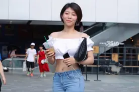街头的“无痕”牛仔裤女孩，用微胖撑起了整个线条图片