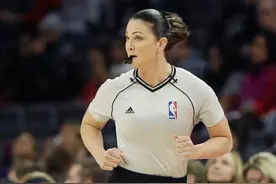 NBA美女裁判场上遇“尴尬”，黑人球员摸错部位，詹姆斯点名称赞图片