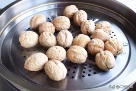 把核桃上锅蒸一蒸，真是太聪明了，用途不用花钱买，简单还实用图片