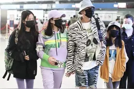 钟丽缇一家四口罕同框，二女儿身高超妈妈，几人穿着不似一个季节图片