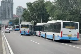 “霸占”非机动车道多年，这些车终于有“新家”了图片