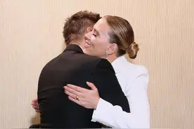 黑寡妇和鹰眼拥抱了！复联4后两英雄重聚，女神西装开洞露出纹身图片