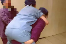 医院手术室内发生这一幕：瘦弱的她，晕台了图片