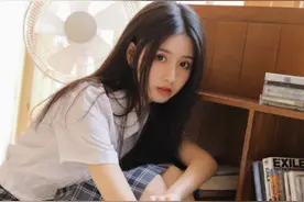 Jk制服小姐姐，恬静又带着清新的气息，呈现出美好图片