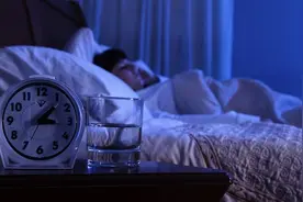 睡前不能喝水否则会影响睡眠，甚至伤害肾脏？辟谣：给你几条建议图片