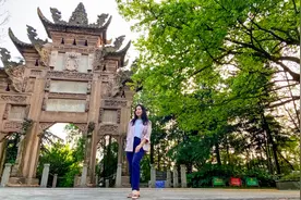 重庆机场旁藏着一座贞节牌坊，刻着圣旨和龙，跟皇帝有什么关系？图片