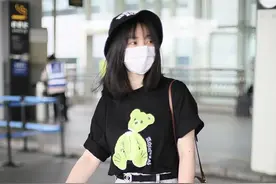 柳岩清早赶飞机穿小熊T恤萌态十足 频繁揉眼显困意图片