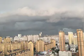 暴雨橙色预警，黑云压城，这雨能下多大，看着挺吓人图片