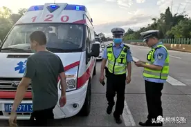 产妇高速路上分娩  交警全程护送  仅用36分钟走完60公里的路程图片