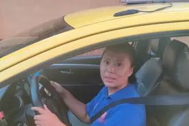 乘客行李箱忘出租车上“的姐”两次放空送回图片