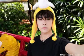 易烊千玺带着卡通帽子好可爱，苏气满满同时也有乖巧的一面图片