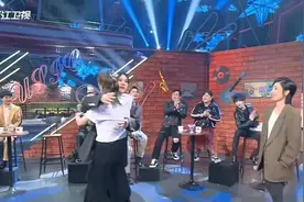吃完06超女的瓜，突然发现这届冠军的英语水平也太秀了！图片