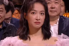 金鹰奖晚会：赵丽颖台上颁奖宋茜台下表情失控，童瑶获视后遭质疑图片
