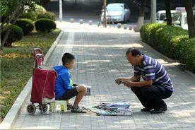 “学生党”在地摊业崛起？初二男孩8天赚近2万，经济思维让人服气图片