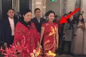 "最美丈母娘"火了，风韵十足艳压新娘，网友调侃：新郎压力大吗？图片