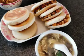 早餐肉夹馍搭配白萝卜丝紫菜蛋汤，营养全、味道好图片